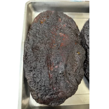 低溫慢燻安格斯牛胸肉，外層有經典的煙燻黑皮 (Bark)